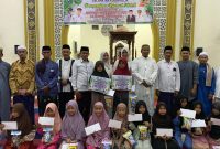 Foto Bersama Camat Kusan Hilir Bersama Kepala Desa Sungai Lembu H Rusniansyah, Dengan santri SDSM Yang Khatam Al Qur'an 30 Juz Selama Ramadan