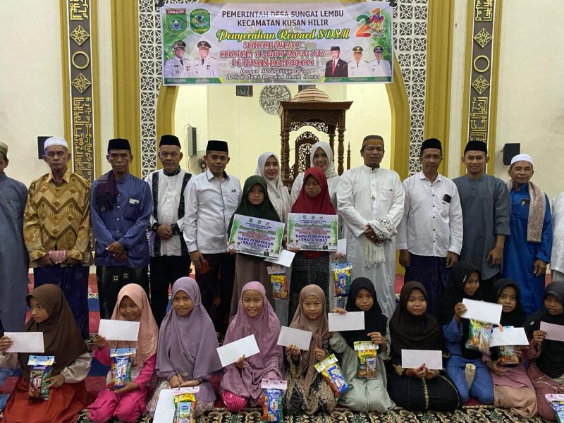 Foto Bersama Camat Kusan Hilir Bersama Kepala Desa Sungai Lembu H Rusniansyah, Dengan santri SDSM Yang Khatam Al Qur'an 30 Juz Selama Ramadan