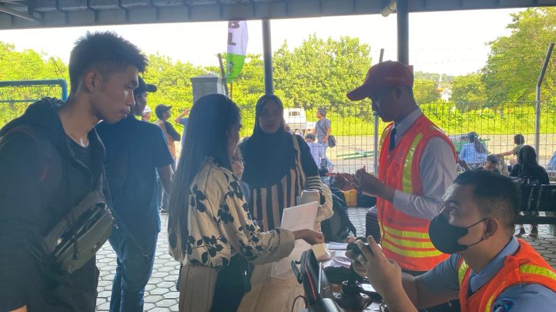 Suasana Pemeriksaan tiket pemudik di Pelabuhan Batulicin