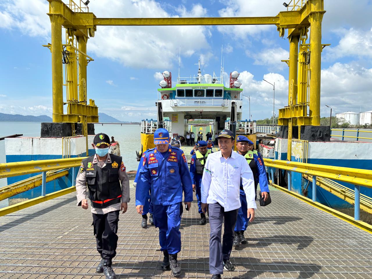 (Istimewa) - Jajaran Satpolairud Polres Tanah Bumbu Lakukan Tes Urine Pada Crew Kapal disaksikan GM PT ASDP Ferry Batulicin, Warni