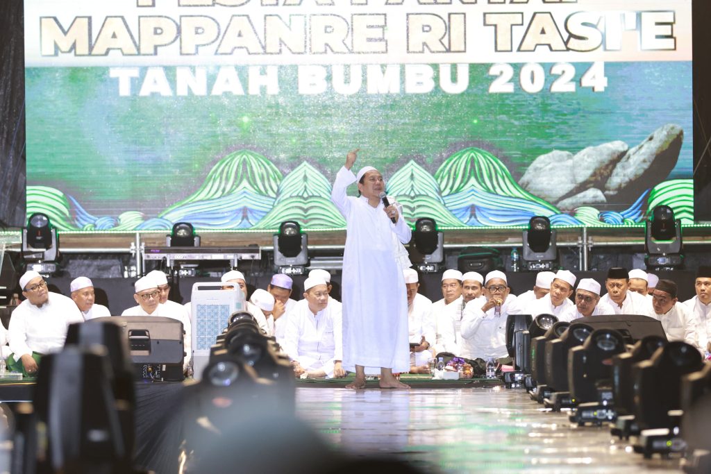 Tabligh Akbar Bersama Guru Udin Samarinda, Ribuan Jamaah Hadir di Pantai Pagatan