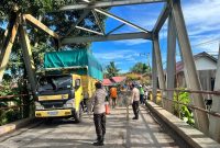 (Istimewa) - Jajaran Polsek Sungai Loban Melakukan Pengamanan Arus Mudik diJalan Nasional tepatnya di Jembatan Sebamban Baru Kecamatan Sungai Loban Yang alami Kerusakan