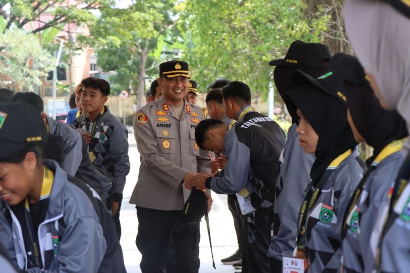 Kapolres Tanah Bumbu AKBP Arief Prasetya SIK Saat Menyapa dan Memberikan Penghargaan Kepada Tim PBVSI Tanah Bumbu