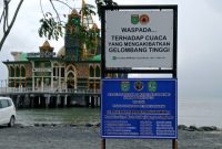 (Istimewa) - Aparatur Desa Sungai Lembu Kecamatan Kusan Hilir Kabupaten Tanah Bumbu, Memasang Plang Tarif Parkir di Masjid Apung Pagatan