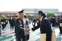 (Istimewa)- Kapolda Kalsel Irjen Pol Wiarto Saat Berikan Penghargaan Pada Ps Kanis Reskrim Polsek Simpang Empat Polres Tanah Bumbu Aiptu Mihrab