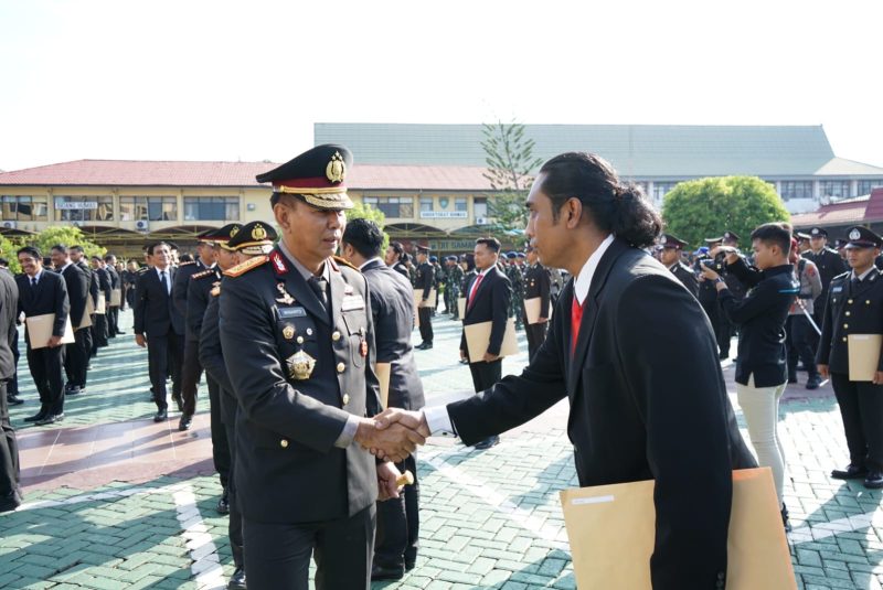 (Istimewa)- Kapolda Kalsel Irjen Pol Wiarto Saat Berikan Penghargaan Pada Ps Kanis Reskrim Polsek Simpang Empat Polres Tanah Bumbu Aiptu Mihrab