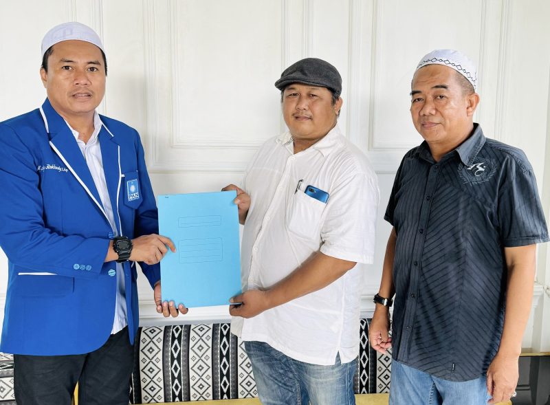 (Istimewa)- Ketua DPD PAN Tanah Bumbu H Agoes Rahmady Terima Berkas Lamaran H Tajerian Noor Untuk Pilkada 2024