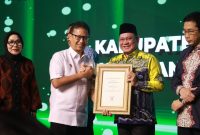 (Istimewa)- Bupati Kotabaru H Sayed Jafar Saat Terima Penghargaan dari Menteri Kesehatan