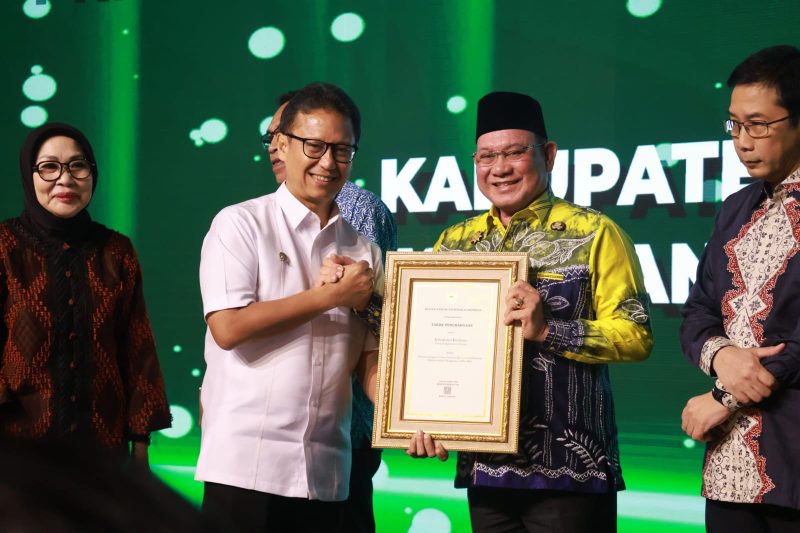 (Istimewa)- Bupati Kotabaru H Sayed Jafar Saat Terima Penghargaan dari Menteri Kesehatan