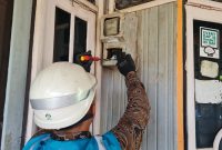 (PLN Kotabaru)- Petugas PLN Saat Melaksanakan Gerakan Eksekusi Serentak kWh Max (GASAX).