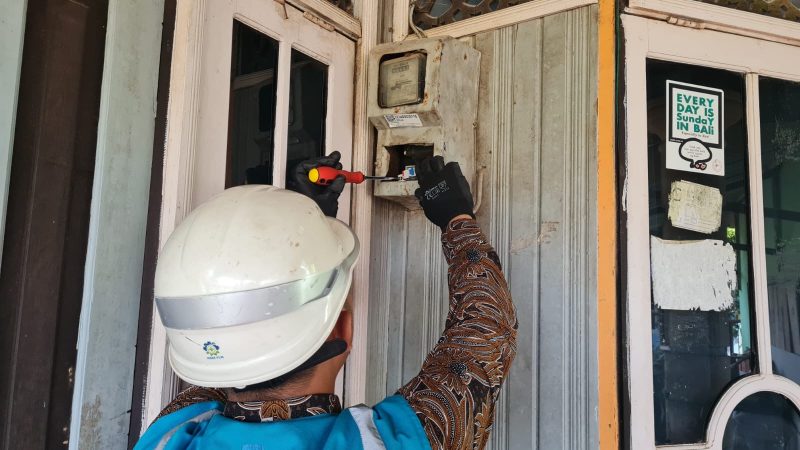(PLN Kotabaru)- Petugas PLN Saat Melaksanakan Gerakan Eksekusi Serentak kWh Max (GASAX).