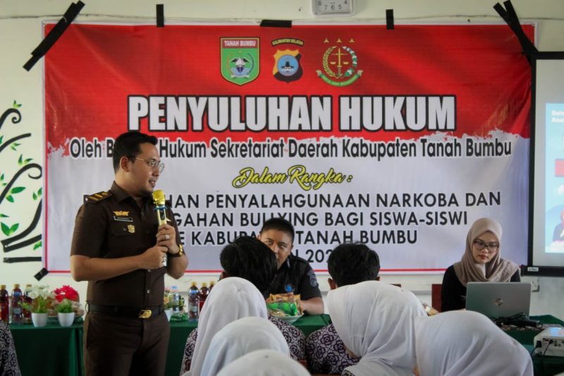 Penyuluhan Hukum Bagi Pelajar Yang disampaikan Jaksa dari Kejaksaan Negeri Tanah Bumbu