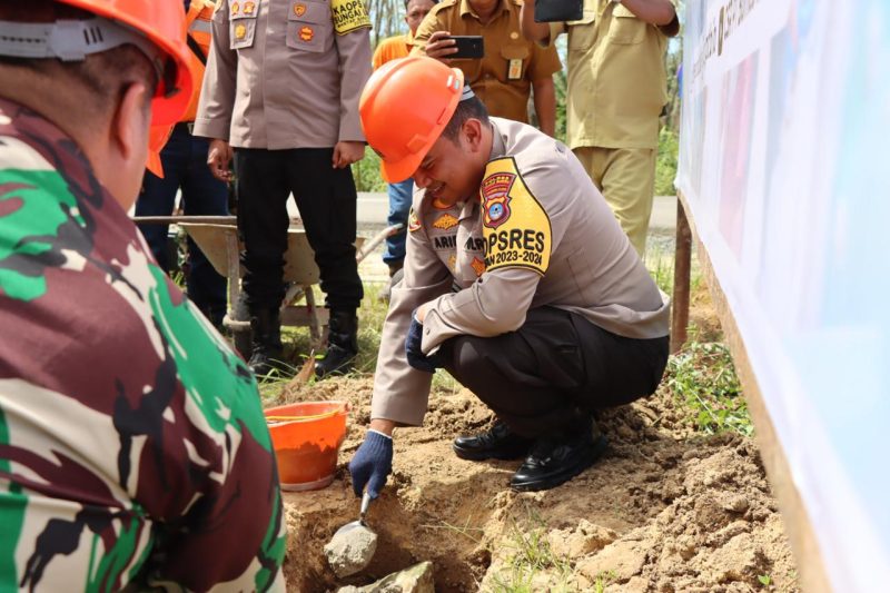 Kapolres Tanah Bumbu AKBP Arief Prasetya Saat Letakkan Batu Pertama Pembangunan Sumur Bor di Desa Tri Martani Kecamatan Sungai Loban