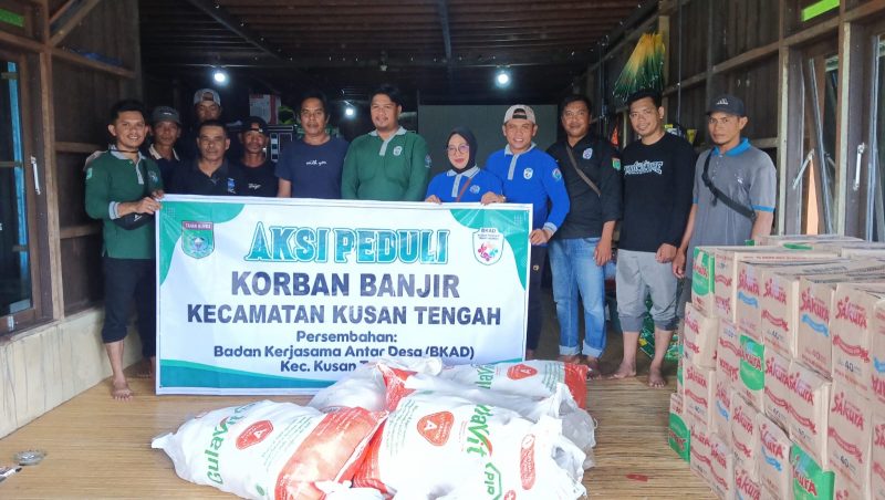 (Istimewa)- Foto Badan Kerjasama Antar Desa (BKAD) Kusan Tengah menyalurkan Bantuan Sembako terhadap korban bencana banjir di beberapa Desa di Kecamatan Kusan Tengah, Rabu (12/6/2024).