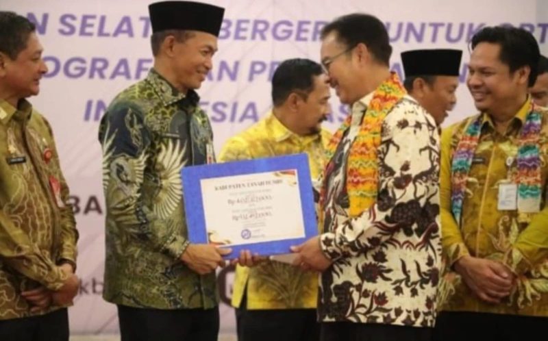 Sekretaris Daerah Kabupaten Tanah Bumbu Dr H Ambo Sakka Terima Penghargaan Penanganan Stunting