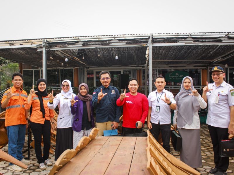 Foto Bersama Tim Penilaian Dari Dinas Kesehatan Provinsi Kalsel, Saat Kunjungi Program Desa Ramah Lansia di Desa Mekarjaya Kecamatan Angsana Kabupaten Tanah Bumbu