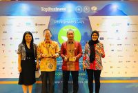 (Istimewa) - PT BIB saat Perlihatkan Penghargaan Yang Diterimanya di Ajang Top CSR 2024