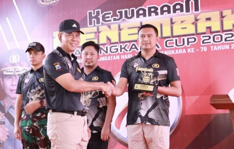 Kapolres Tanah Bumbu AKBP Arief Prasetya SIK Terima Penghargaan Dari Kapolda Kalsel Sebagai Terbaik Tiga Juara Menembak Kelas Eksekutif