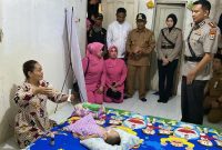 Kapolres Tanah Bumbu, AKBP Arief Prasetya SIK Saat Kunjungi Anak Stunting Di Sepunggur Kecamatan Kusan Tengah
