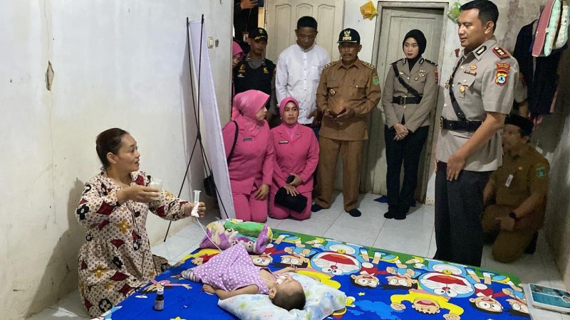 Kapolres Tanah Bumbu, AKBP Arief Prasetya SIK Saat Kunjungi Anak Stunting Di Sepunggur Kecamatan Kusan Tengah