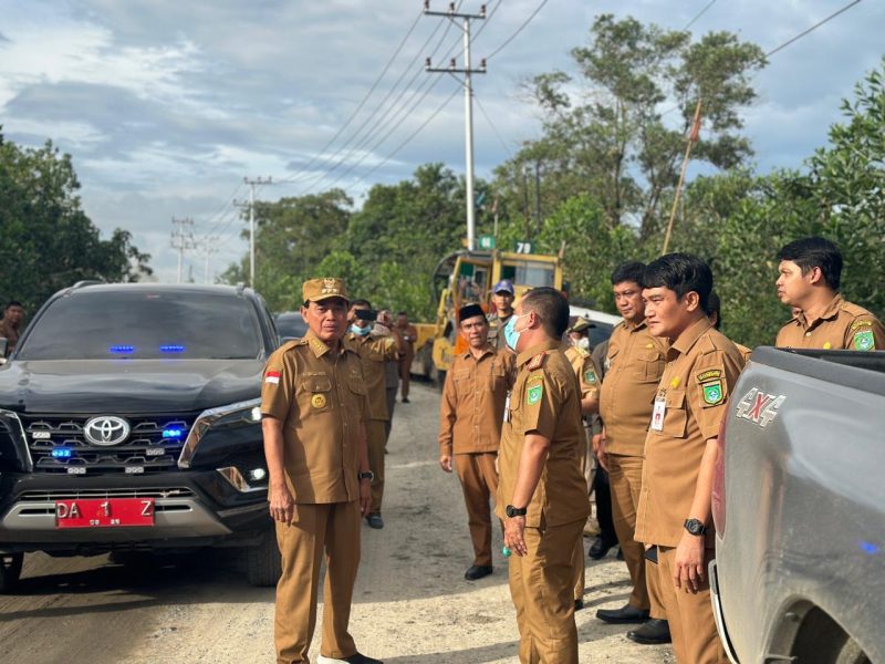 Bupati Tanah Bumbu dr HM Zairullah Azhar Tinjau Keadaan Jalan Alternatif KM 171 Satui