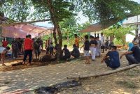 Warga Komplek Berkat Mandiri RT 6 Kelurahan Gunung Tinggi Kecamatan Batulicin Kabupaten Tanah Bumbu Menyaksikan Potong Hewan Kurban
