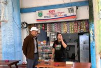 Sekda Tanbu, Dr H Ambo Sakka Saat Tinjau Lapak dan Berbincang Dengan Para Pedagang di Area Taman Esucation Park Tanah Bumbu