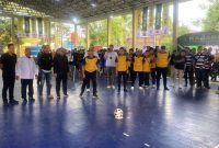 Kajari Tanah Bumbu Dr Dinar Kripsiaji Saat Lakukan Tendangan Pertama Sebagai Tanda Dimulainya Turnamen Futsal Kajari Cup II 2024 Tanah Bumbu