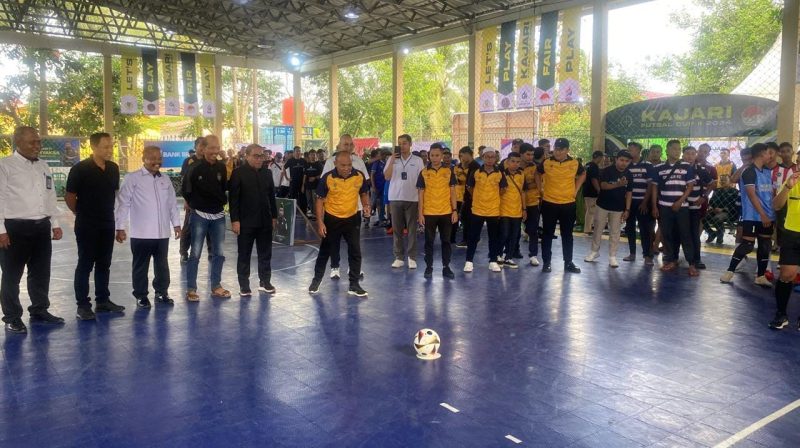 Kajari Tanah Bumbu Dr Dinar Kripsiaji Saat Lakukan Tendangan Pertama Sebagai Tanda Dimulainya Turnamen Futsal Kajari Cup II 2024 Tanah Bumbu