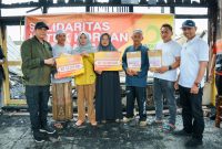 Andi Rudi Latif Salurkan Bantuan Jhonlin Group Kepada Warga Korban Kebakaran Gang Mawar RT 19 Kecamatan Simpang Empat Tanah Bumbu, Kalimantan Selatan
