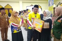 Gubernur Kalsel H Sahbirin Noor Saat Bagikan Bantuan Kepada Warga Kota Pagatan Kabupaten Tanah Bumbu