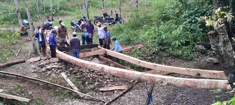 Warga Gotong Roying Bangun Jembatan Penghubung Desa Sebelimbingan dan Gunung Sari Kotabaru