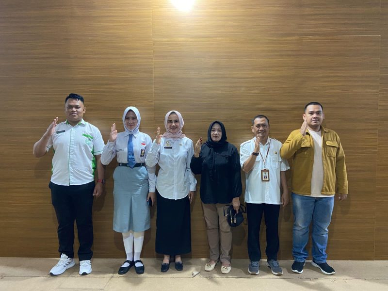 Della Saat Foto Bersma Dengan Kepala Bakesbangpol Kotabaru Hj Melinda
