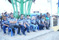 Anggota DPRD Kotabaru Gwesima Mega Putra (kiri) Yang saat kenakan Kacamata begitu menikmati acara lomba dayung tradisional Peringatan HUT Lanal Kotabaru