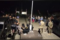 Sejumlah Perempuan dan Laki-laki Yang Terjaring Razia Satpol PP Tanah Bumbu dihelandang ke Kantor Satpol PP