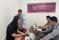 Kepala Kantor Imigrasi Batulicin, Ferizal  Memantau Langsung Jalannya Layanan Paspor Antar Kota