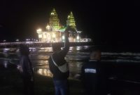 (Istimewa)- Aparat Desa hingga Kecamatan Kusan Hilir sisir Pantai Siring Pagatan Kabupaten Tanah Bumbu Usai Kemunculan Seekor Buaya di Pantai