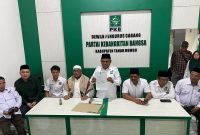 Ketua DPC PKB Tanah Bumbu, H Hasanuddin Perlihatkan Berkas Dukungan ARB