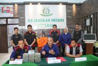 (E.Ahadiani) - Kepala Kejaksaan Negeri Kotabaru Muhamad Fadlan Saat Press Release Penyelamatan Keuangan Negara Dari Calo Pemberi Kredit Nasabah BRI