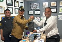 Paman Yani Bersama Kepala Kantor Bank Kalsel Cabang Batulicin