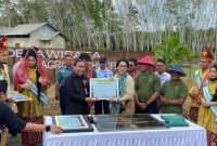 Kepala Dinas Kepemudaan Olahraga dan Pariwisata Kabupaten Tanah Bumbu, H Syamsuddin Terima Penghargaan dari Dari Direktur Tata Kelola Pariwisata Kemenparekraf RI