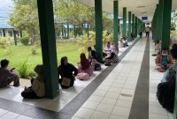 Pasien dan Keluarga Pasien Yang duduk dilantau slasar saat mengantre obat di Rumah Sehat Amanah Husada