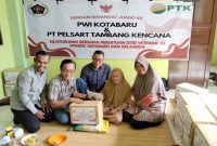 Ketua PWI Kotabaru Bersama Pewakilan PT PTK Serahkan Bantuan Paket Sembako ke Istri Veteran