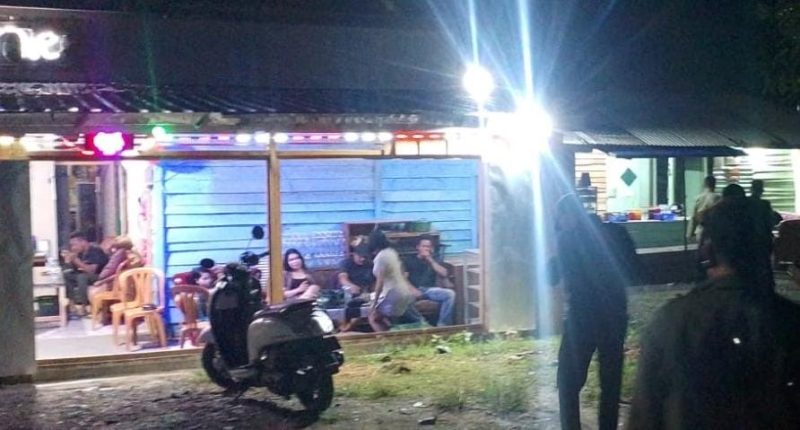 (Istimewa)- Jajaran Satpol PP dan Damkar Kabupaten Tanah Bumbu Saat Laksanakan Razia di Warung Remang-remang