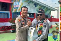 Wakapolres Kotabaru Kompol Agus Rusdi Serahkan Cendramata Kepada Pejabat Lama Kalapas Kotabaru, Yosef Yambese