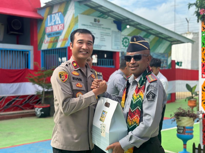 Wakapolres Kotabaru Kompol Agus Rusdi Serahkan Cendramata Kepada Pejabat Lama Kalapas Kotabaru, Yosef Yambese