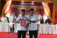 Pasangan HM Rusli-Syairi Mukhlis Perlihatkan nomor Urut 1 Yang Didapatkan di Pesta Demokrasi Pilkada Kotabaru Tahun 2024