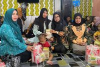 Kepala Bidang Ketahanan Pangan pada DKPP Tanah Bumbu, Rahbiyah Saat Bagikan Bantuan dan Beras Fortifikasi di Kelurahan Tungkaran Pangeran Kecamatan Simpang Empat Tanah Bumbu, Jumat (18/10/2024).