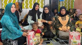 Kepala Bidang Ketahanan Pangan pada DKPP Tanah Bumbu, Rahbiyah Saat Bagikan Bantuan dan Beras Fortifikasi di Kelurahan Tungkaran Pangeran Kecamatan Simpang Empat Tanah Bumbu, Jumat (18/10/2024).