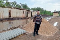 (Istimewa)- Kepala Dinas Tenaga Kerja dan Transmigrasi Kabupaten Tanah Bumbu, Kadri Mandar Saat Dilokasi Pembangunan BLK Tanah Bumbu